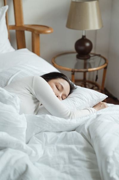 young-woman-sleeping-in-comfy-bed