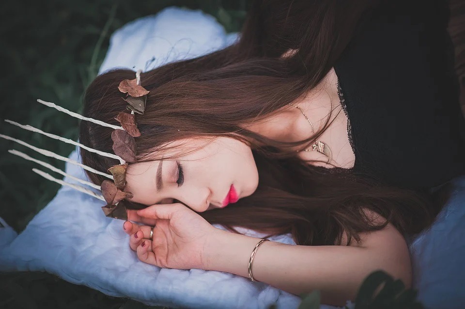 A scalp massage will provide a comfortable sleep and avoid hair breakage during sleep
