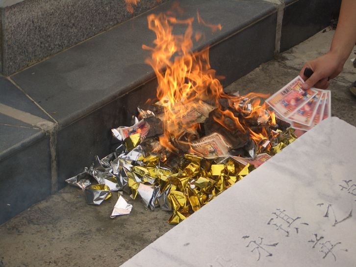 Burning-money-and-yuanbao-at-the-cemetery