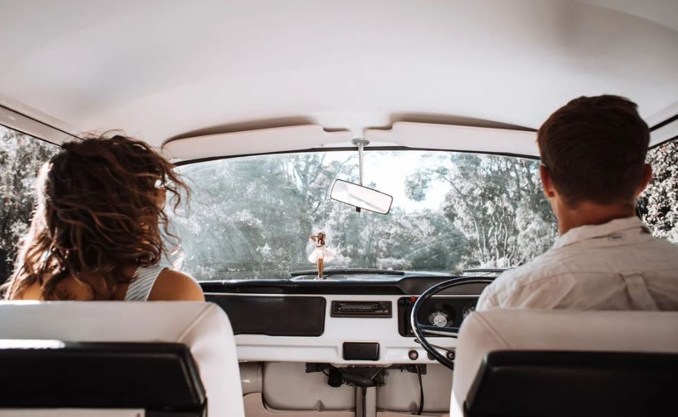 couple-travelling-in-car-together